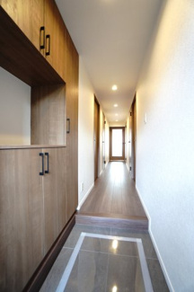 【玄関】 | 【上質リノベ】コスモ三滝本町 | 【玄関ホール】
人を迎え入れる最初の場所だからこそ、
清潔感があり纏まった空間にして頂ける様に
大型セパレートタイプシューズBOX。
照明はオートライト。消し忘れや
出入りが暗くならなく済みます！