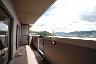 【バルコニー】 | 【上質リノベ】コスモ三滝本町 | 【バルコニー】
リビング全面が接するワイドバルコニー。
前面の建物が邪魔することなくよく陽が当たり、お洗濯物もすぐ乾きそう！
この位の広さがあると、エアコン室外機を置いても十分なスペースを保てます。