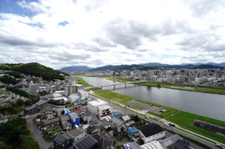 【展望】 | 【上質リノベ】コスモ三滝本町 | 【四季を感じる】
四季の移ろい・爽やかな青空や風を感じられ
自然を愉しめるパノラマビュー。
毎日の暮らしに余裕を感じさせてくれる、
遮る物の無い開放的な眺望を是非、ご堪能ください。