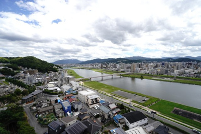 【展望】 | 【上質リノベ】コスモ三滝本町 | 【四季を感じる】
四季の移ろい・爽やかな青空や風を感じられ
自然を愉しめるパノラマビュー。
毎日の暮らしに余裕を感じさせてくれる、
遮る物の無い開放的な眺望を是非、ご堪能ください。