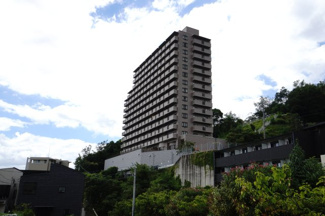 【外観】 | 【上質リノベ】コスモ三滝本町 | 【耐震性】
耐震性の高さを判断するポイントは、
建築確認申請日が1981年6月1日以降の
新耐震基準に適合しているかどうか。
震度６程度の大地震でも
建物が崩壊しないレベルが基準になりました。