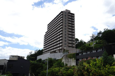 【外観】 | 【上質リノベ】コスモ三滝本町 | 【耐震性】
耐震性の高さを判断するポイントは、
建築確認申請日が1981年6月1日以降の
新耐震基準に適合しているかどうか。
震度６程度の大地震でも
建物が崩壊しないレベルが基準になりました。