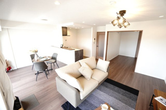 【居間・リビング】 | 【上質リノベ】コスモ三滝本町 | 【約17帖LDK】
“こなれた上質感”と“実用性”を、無理なく手に入れられる住まい。
東向きの窓から光が差し込む明るい空間に、
リバービューの開放感と機能的な対面キッチンも、
このお部屋の魅力です。