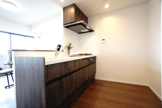 【キッチン】 | 【上質リノベ】コスモ三滝本町 | 【キッチンスペース】
木目×白天板の落ち着いたデザインに、
吊戸棚や袖壁をなくしたことで開放感が生まれ
ゆとりのある動線と、見た目の美しさが両立したキッチンです！
テンションも自然と上がります♪