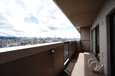 【バルコニー】 | 【上質リノベ】コスモ三滝本町 | 現地（2025年7月26日10：00頃）撮影