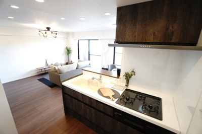 【キッチン】 | 【上質リノベ】コスモ三滝本町 | ☆キッチンの特徴☆
・クリナップ社製
・アクリストンワークトップ
・浄水器一体型ハンドシャワー水栓
・一度に5人分食器洗い乾燥機は後付け可能
・フラットスリムレンジフード
・換気扇幕板が他の面材と同色