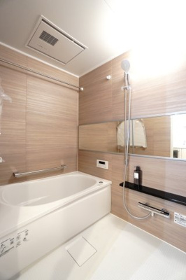 【浴室】 | 【上質リノベ】コスモ三滝本町 | 【バスルーム】
TOTO社製RWシリーズは
「ゆるリラ浴槽」「カラリ床」で独自の技術によりバスタイムを
よりよく演出してくれます！
更に、浴室暖房乾燥機が標準設備！
お手入れが楽なシステムバスです。