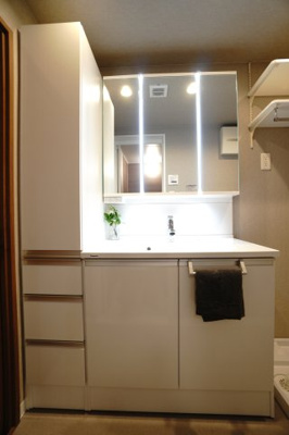 【独立洗面台】 | 【上質リノベ】コスモ三滝本町 | 【コスメカウンター】
Panasonic社製！
場所を選ばず設置できるスリムタイプ
清潔と快適と美しさを備えた充実機能＆シンプルで、
手間いらずのライフアップ・ドレッサーとなっています。