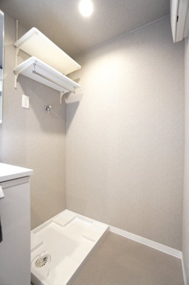 【独立洗面台】 | 【上質リノベ】コスモ三滝本町 | 【パウダールーム】
嬉しい、タオル掛け付きの2段可動式のリネンラック。
しかも装着が楽なワンタッチ式の給水栓！
洗濯機置場はドラム式の洗濯機も入るサイズですが、
お手持ちのサイズが入るか要確認です！