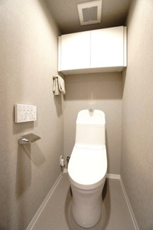 【トイレ】 | 【上質リノベ】コスモ三滝本町 | 【レストルーム】
TOTO社製！
きれいをまもるせいけつトイレ！
お掃除はサッとひとふきで完了！
少ない水で、汚れをしっかり洗い流します。
手洗い機能付きでもしもの時も慌てない！
キャビネット付。