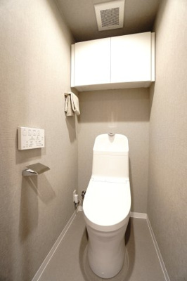 【トイレ】 | 【上質リノベ】コスモ三滝本町 | 【レストルーム】
TOTO社製！
きれいをまもるせいけつトイレ！
お掃除はサッとひとふきで完了！
少ない水で、汚れをしっかり洗い流します。
手洗い機能付きでもしもの時も慌てない！
キャビネット付。