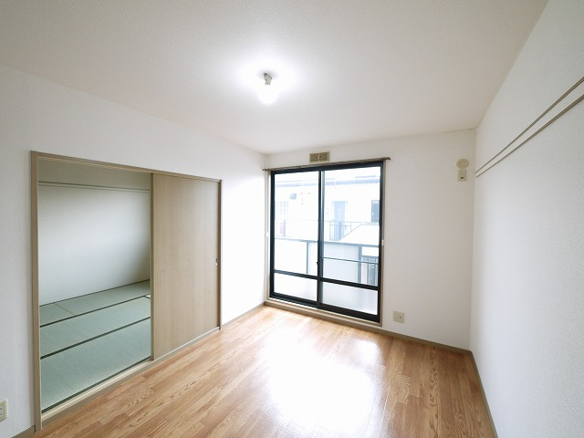 メゾン・ド・アンビアンスの居間・リビング|こちらの居間で趣味の時間をお楽しみください