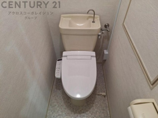 温水洗浄便座付トイレは温水洗浄機能により、暖かい水でおしりを洗浄することができ、冷たい水を使う従来の便座に比べ、温水洗浄機能で暖かいトイレを提供し、快適な使用を可能にします。