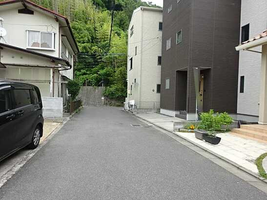 【前面道路含む現地写真】
