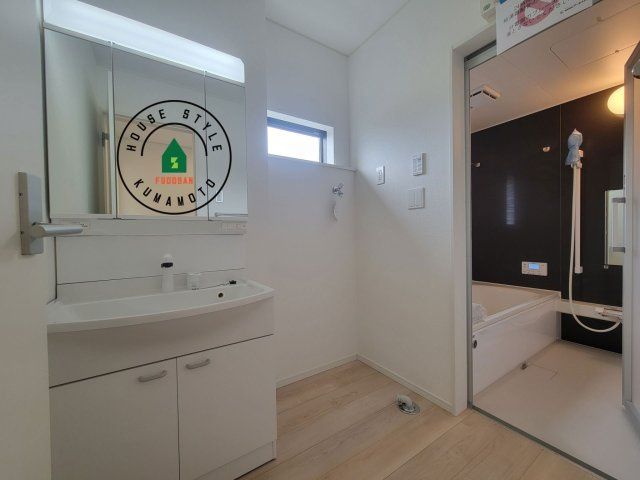 熊本市南区八分字町第14-2棟（1号棟）の脱衣所|ゆとりの洗面スペースで朝の身支度もスムーズに。暮らしを快適に変えるシャワー付洗面台です！