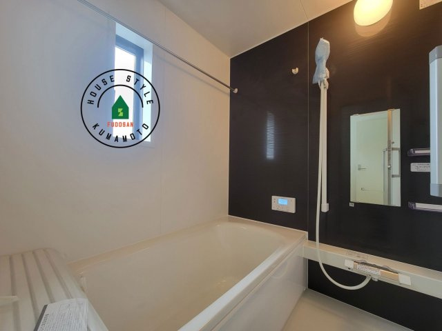 熊本市南区八分字町第14-2棟（1号棟）の浴室|1日の疲れを癒してくれる広々バスルーム。雨の日のお洗濯にも大活躍な浴室乾燥機付です！