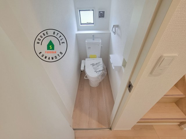 熊本市南区八分字町第14-2棟（1号棟）のトイレ|温水洗浄便座を完備しております。2ヶ所にトイレがあるのは朝の慌ただしい時間も安心です。
