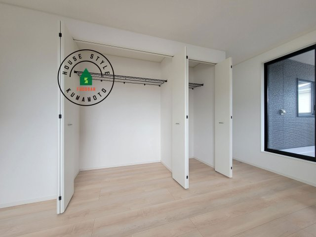 熊本市南区八分字町第14-2棟（1号棟）の収納|洋服や大きな荷物が多い方や人数の多いご家族などは、一般的なクローゼットよりもウォークインクローゼットのほうが使い勝手が良いです。