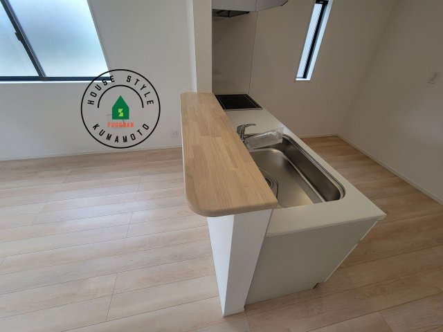 熊本市南区八分字町第14-2棟（1号棟）のダイニング|キッチンから立ち込める香りが今日の料理を期待させます。