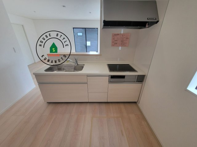 熊本市南区八分字町第14-2棟（1号棟）のキッチン|ご家族を近くに感じられる対面キッチンのLDK。会話もはずみそうですね。