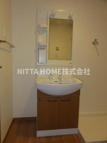 豊岡市日高町岩中のアパートの独立洗面台|シャワー付き洗面台で身支度はバッチリ◎