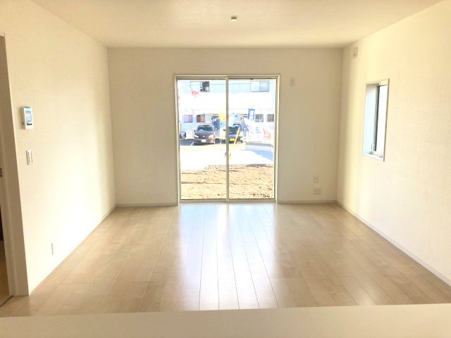 リーブルガーデンＳ第12 富岡七日市　１号棟の居間・リビング|カウンターキッチンなのでお料理をしながら会話もできます。
夕食の支度をしながら、お子様の様子も見られて自然と会話も増えますよ♪