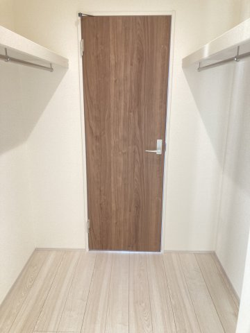 リーブルガーデンＳ第12 富岡七日市　１号棟の収納|1階中心にウオークインクローゼットがあります♪