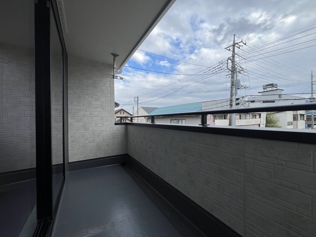 リーブルガーデンＳ第12 富岡七日市　１号棟のバルコニー|インナーバルコニーは急な雨でも洗濯物が濡れずに安心ですよ！
大きな布団も楽々干せるワイドバルコニーです。