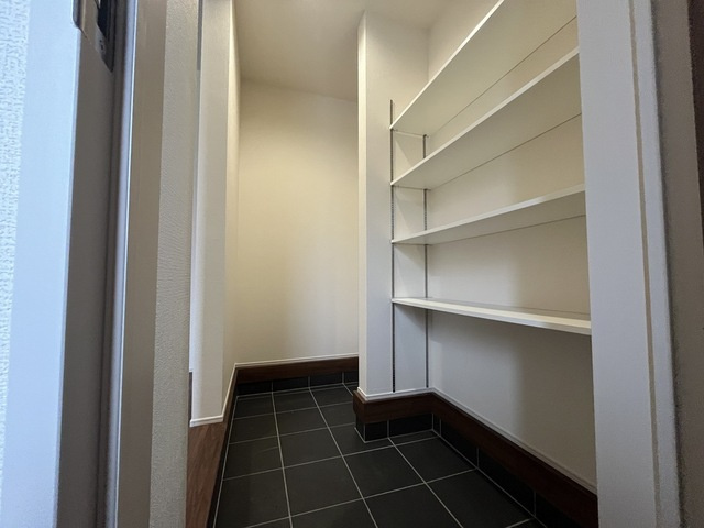 リーブルガーデンＳ第12 富岡七日市　１号棟の収納|大容量シューズインクロークです！棚付きで使い勝手が良いです。