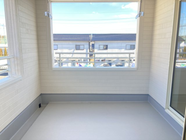 リーブルガーデンＳ第12 富岡七日市　１号棟のバルコニー|インナーバルコニーは急な雨でも洗濯物が濡れずに安心ですよ！
大きな布団も楽々干せるワイドバルコニーです。