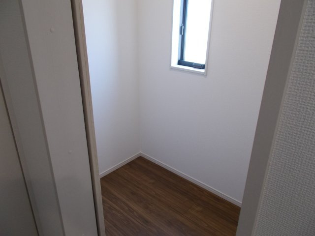 リーブルガーデンＳ第12 富岡七日市　１号棟の洋室|2階ストレージルームです。ひな人形や扇風機など大きな物も収納可能です。