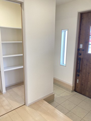 リーブルガーデンＳ第12 富岡七日市　１号棟の収納|収納もある玄関です！