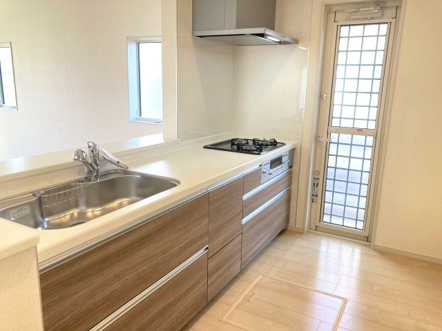 リーブルガーデンＳ第12 富岡七日市　１号棟のキッチン|人気のカウンターキッチン採用です☆ゴミ出しにも便利な勝手口付き！
コンロも３口ご用意しています！調理スペースも広くストレスなくお料理できます。
浄水器つきなので美味しいお水も飲めますよ♪