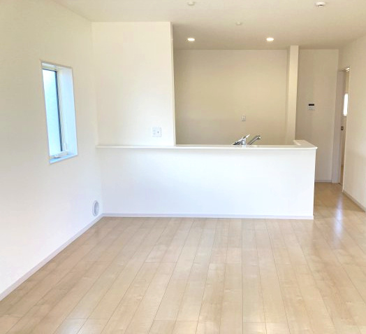 リーブルガーデンＳ第12 富岡七日市　１号棟の居間・リビング|17.5帖リビング♪人気の対面式キッチンを配した空間はお好みの家具も合わせやすく、家族がくつろぐ快適な空間造りをサポート。窓からは明るい陽光が差し込みます。ゆったり過ごせる17.5帖リビングです