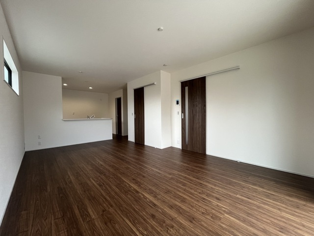 リーブルガーデンＳ第12 富岡七日市　１号棟の居間・リビング|17.5帖リビング♪人気の対面式キッチンを配した空間はお好みの家具も合わせやすく、家族がくつろぐ快適な空間造りをサポート。窓からは明るい陽光が差し込みます。ゆったり過ごせる17.5帖リビングです