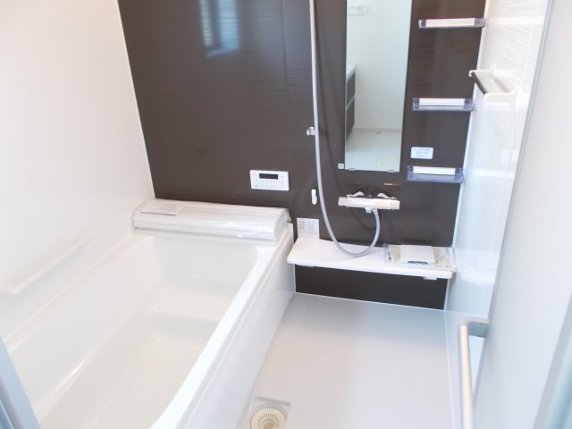 リーブルガーデンＳ第12 富岡七日市　１号棟の浴室|１坪タイプのフルオートバスです！
足を延ばして入れる広さなので一日の疲れも癒されますよ♪
室内物干しや浴室乾燥機もあるのでお天気の悪い日にはランドリースペースとしてもご利用できます！