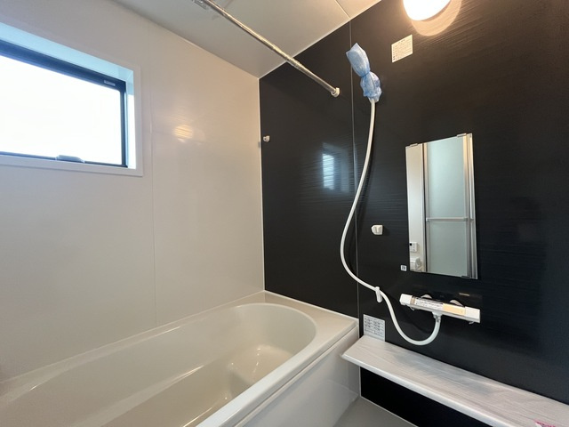 リーブルガーデンＳ第12 富岡七日市　１号棟の浴室|１坪タイプのフルオートバスです！
足を延ばして入れる広さなので一日の疲れも癒されますよ♪
室内物干しや浴室乾燥機もあるのでお天気の悪い日にはランドリースペースとしてもご利用できます！