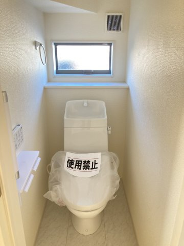 リーブルガーデンＳ第12 富岡七日市　１号棟のトイレ|1階トイレです。清潔感のある白を基調としています。
温水洗浄・便座暖房機能の付いた快適なトイレです☆