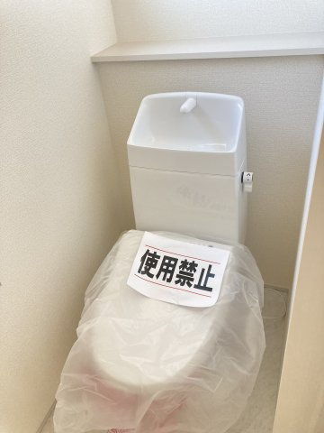 リーブルガーデンＳ第12 富岡七日市　１号棟のトイレ|2階トイレです。清潔感のある白を基調としています。