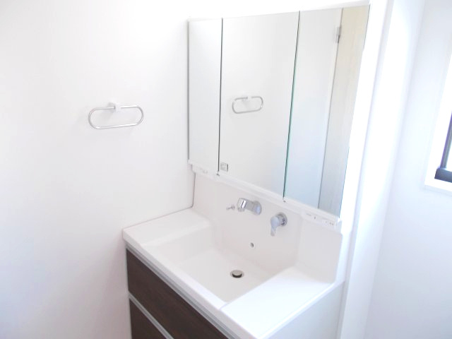 リーブルガーデンＳ第12 富岡七日市　１号棟の独立洗面台|シャワー水栓付き洗面台で朝の身支度もバッチリです！
洗面台には収納スペースもあり洗面室もすっきり片付きますよ！