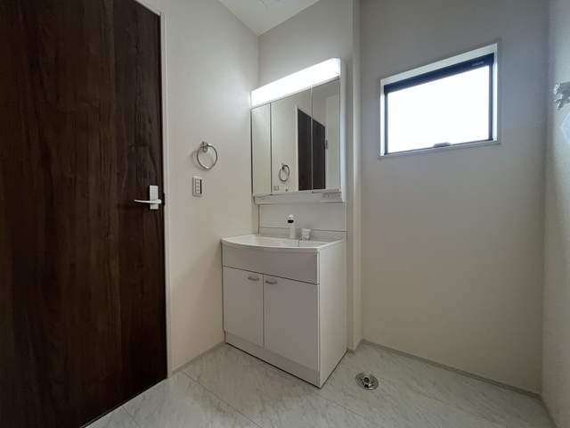 リーブルガーデンＳ第12 富岡七日市　１号棟の独立洗面台|シャワー水栓付き洗面台で朝の身支度もバッチリです！
洗面台には収納スペースもあり洗面室もすっきり片付きますよ！