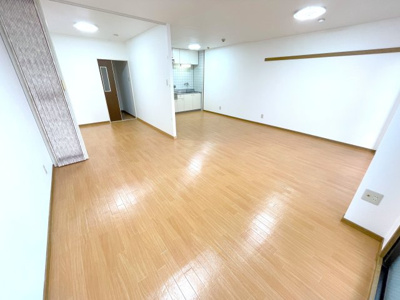 【居間・リビング】 | イプシロンＣ棟　415 | ※内観写真は２０２５．１０撮影分
東　ＬＤＫ１８帖

