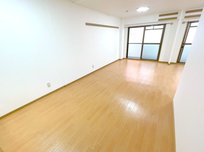 【居間・リビング】 | イプシロンＣ棟　415 | ※内観写真は２０２５．１０撮影分
東　ＬＤＫ１８帖
