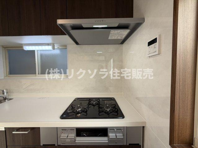 四宮5丁目　中古一戸建てのキッチン|ビルトイン三口コンロ
■物件内覧・資金計画相談・住宅ローン相談、リフォーム相談、お問合せ受付中■
※当日・翌日のご内覧、ご相談はお電話でのお問合せがスムーズです！