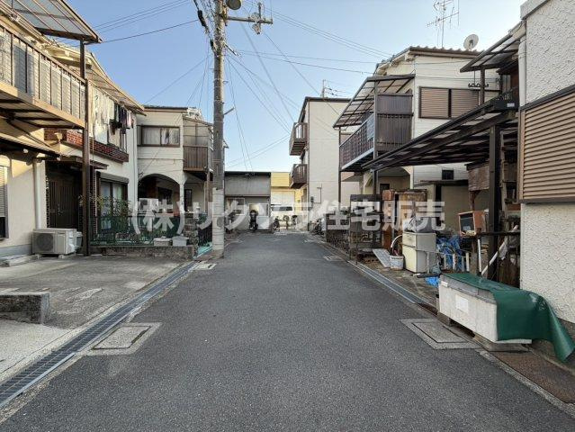 四宮5丁目　中古一戸建ての前面道路含む現地写真|前道　西　幅員4.7ｍ
■物件内覧・資金計画相談・住宅ローン相談、リフォーム相談、お問合せ受付中■
※当日・翌日のご内覧、ご相談はお電話でのお問合せがスムーズです！