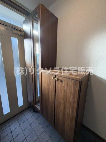 四宮5丁目　中古一戸建ての収納|姿見付きシューズボックス
■物件内覧・資金計画相談・住宅ローン相談、リフォーム相談、お問合せ受付中■
※当日・翌日のご内覧、ご相談はお電話でのお問合せがスムーズです！