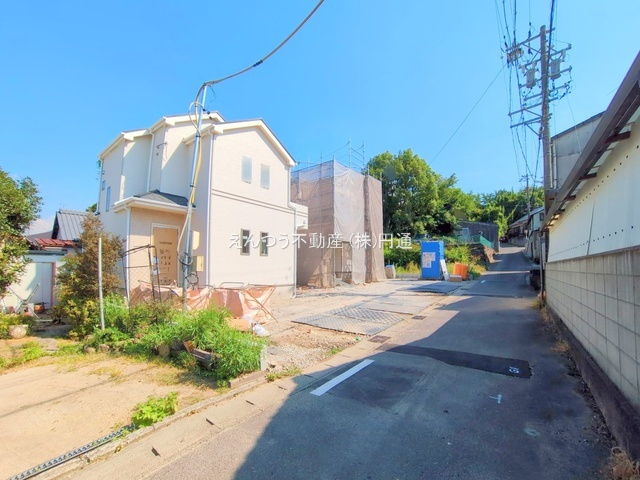 ハートフルタウン秋葉町の前面道路含む現地写真