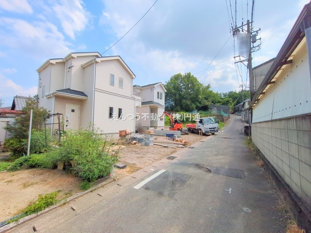 ハートフルタウン秋葉町の前面道路含む現地写真