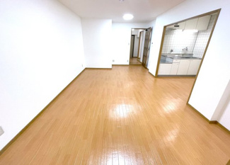 【居間・リビング】 | イプシロンA棟　214 | ※内観写真は間取り改造後の同型タイプB棟211号室（2024.10.24）撮影分を代用・準備中
☆1）この度、和室6帖（南東）を洋室へ改造
2）3LDK　⇒　2LDK　２０２５．９施工