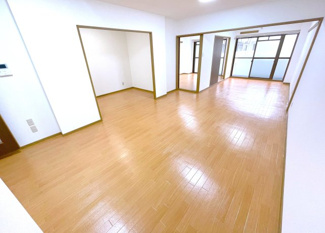 【居間・リビング】 | イプシロンA棟　214 | ※内観写真は間取り改造後の同型タイプB棟211号室（2024.10.24）撮影分を代用・準備中
☆1）この度、和室6帖（南東）を洋室へ改造
2）3LDK　⇒　2LDK　２０２５．９施工